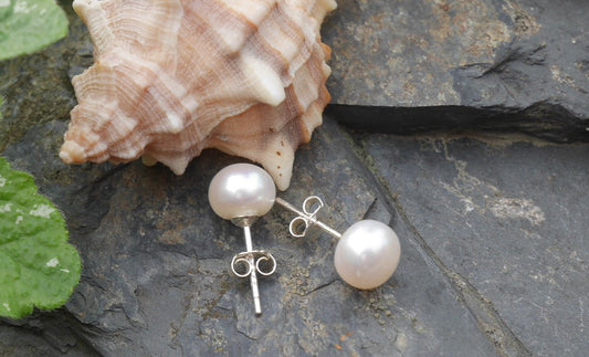 Něžné perlové náušnice pecky z chirurgické oceli