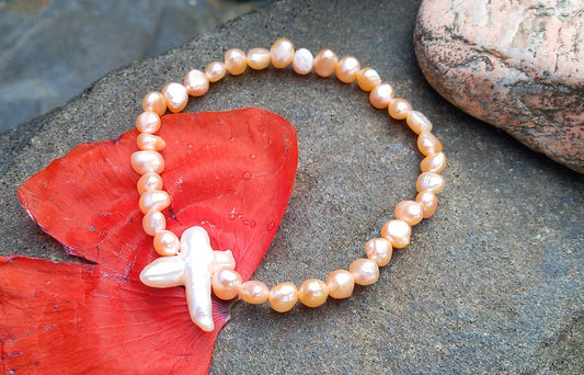 Elastický náramek z říčních perel s unikátní jihomořskou perlou