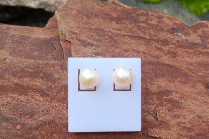 Klasické perlové náušnice „Pure Glow“ – Přírodní říční perly