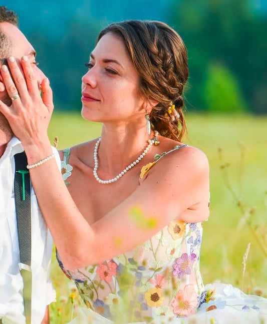 Jemný pružný náramek pravé říční perly s korálkem z chirurgické oceli