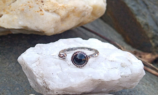 Prsten „Mystic Night“ s černým onyxem – Postříbřený design