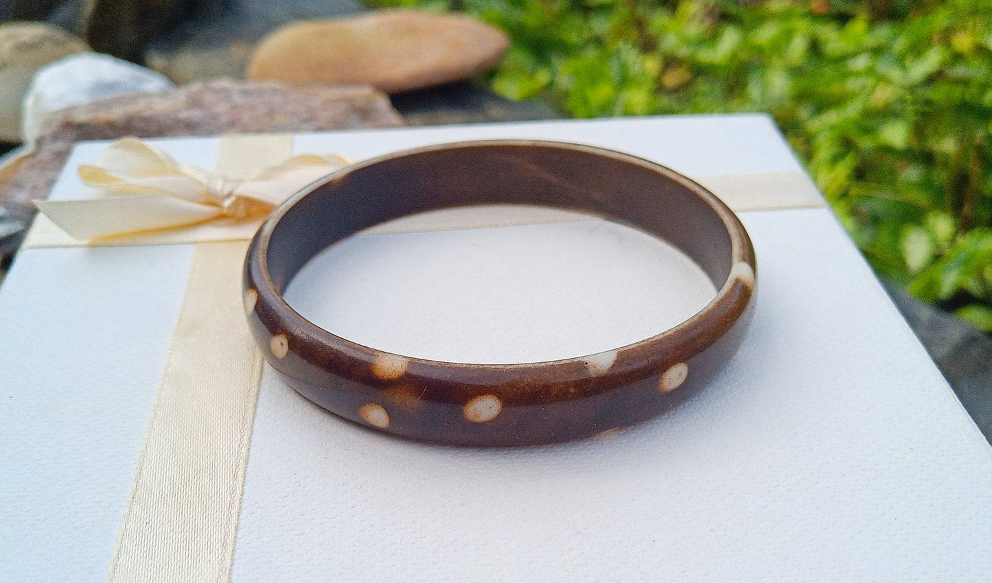 Boho Elegance: Náramek s bílým puntíkem (síla 12 mm)