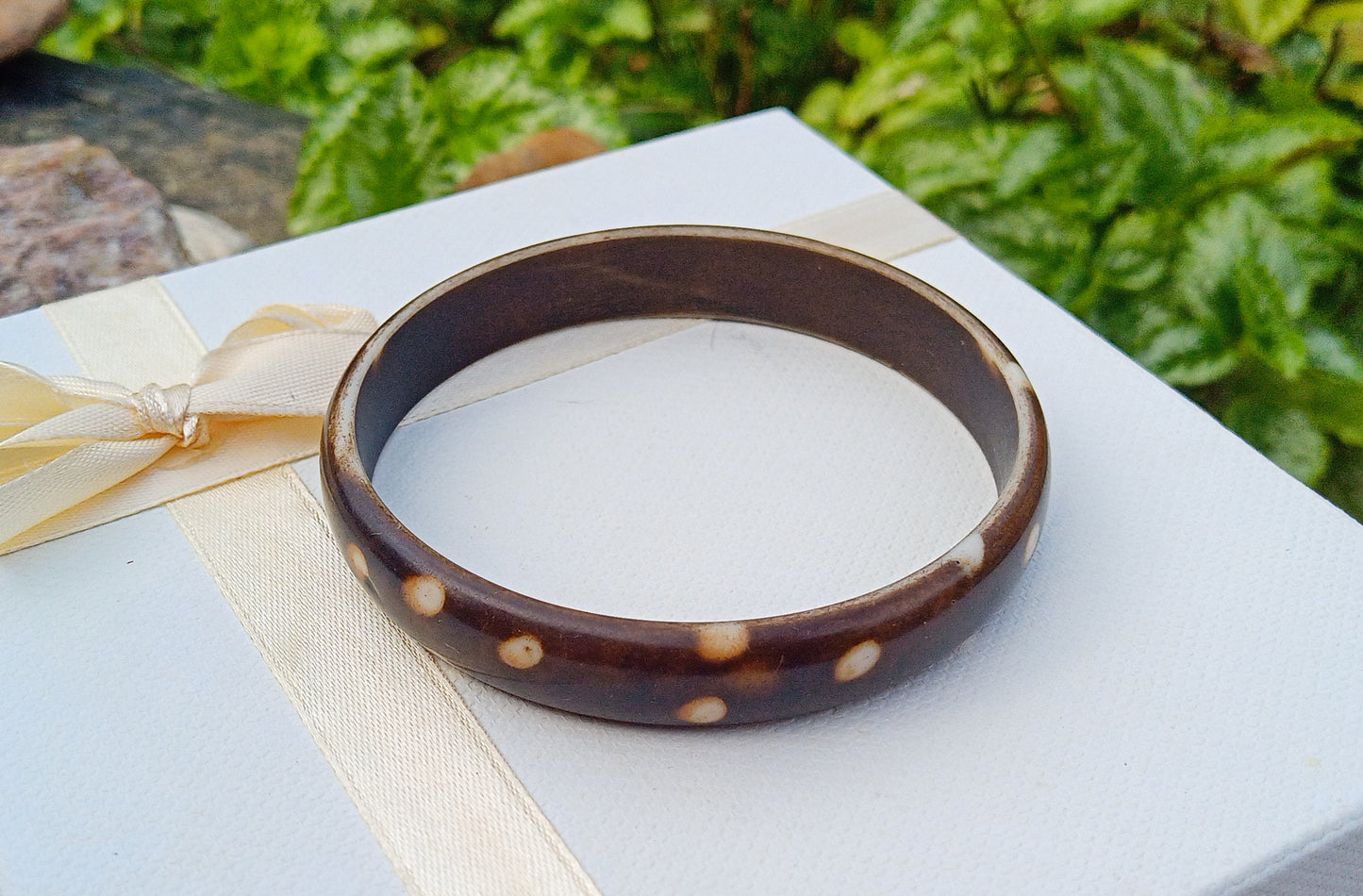 Boho Elegance: Náramek s bílým puntíkem (síla 12 mm)