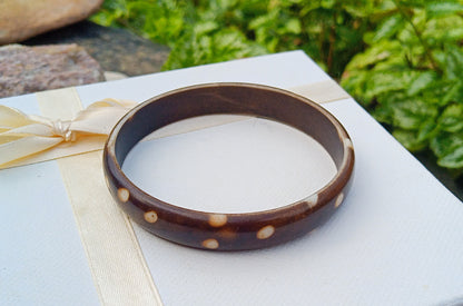 Boho Elegance: Náramek s bílým puntíkem (síla 12 mm)