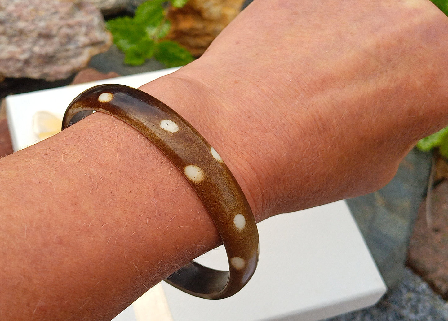 Boho Elegance: Náramek s bílým puntíkem (síla 12 mm)