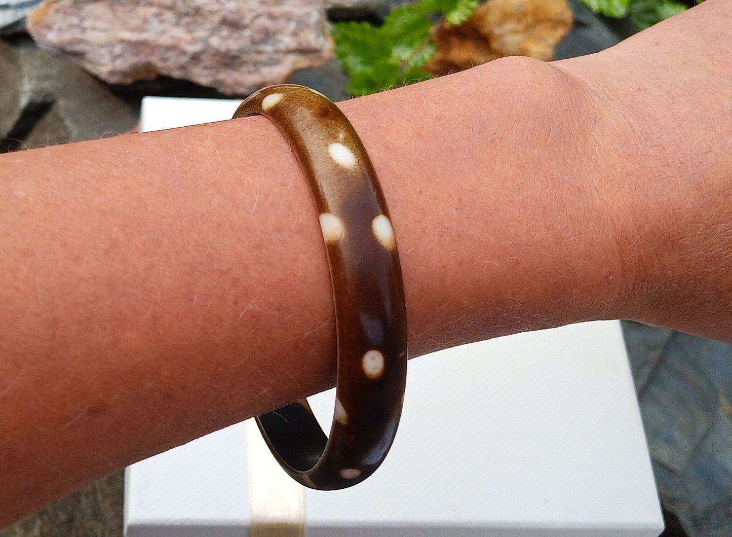 Boho Elegance: Náramek s bílým puntíkem (síla 12 mm)