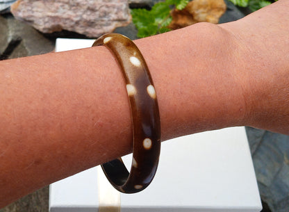 Boho Elegance: Náramek s bílým puntíkem (síla 12 mm)