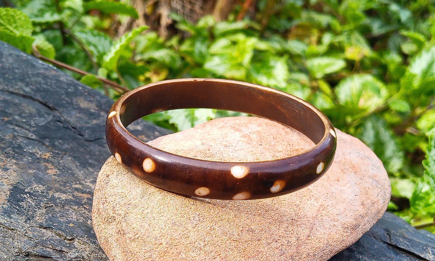Boho Elegance: Náramek s bílým puntíkem (síla 12 mm)