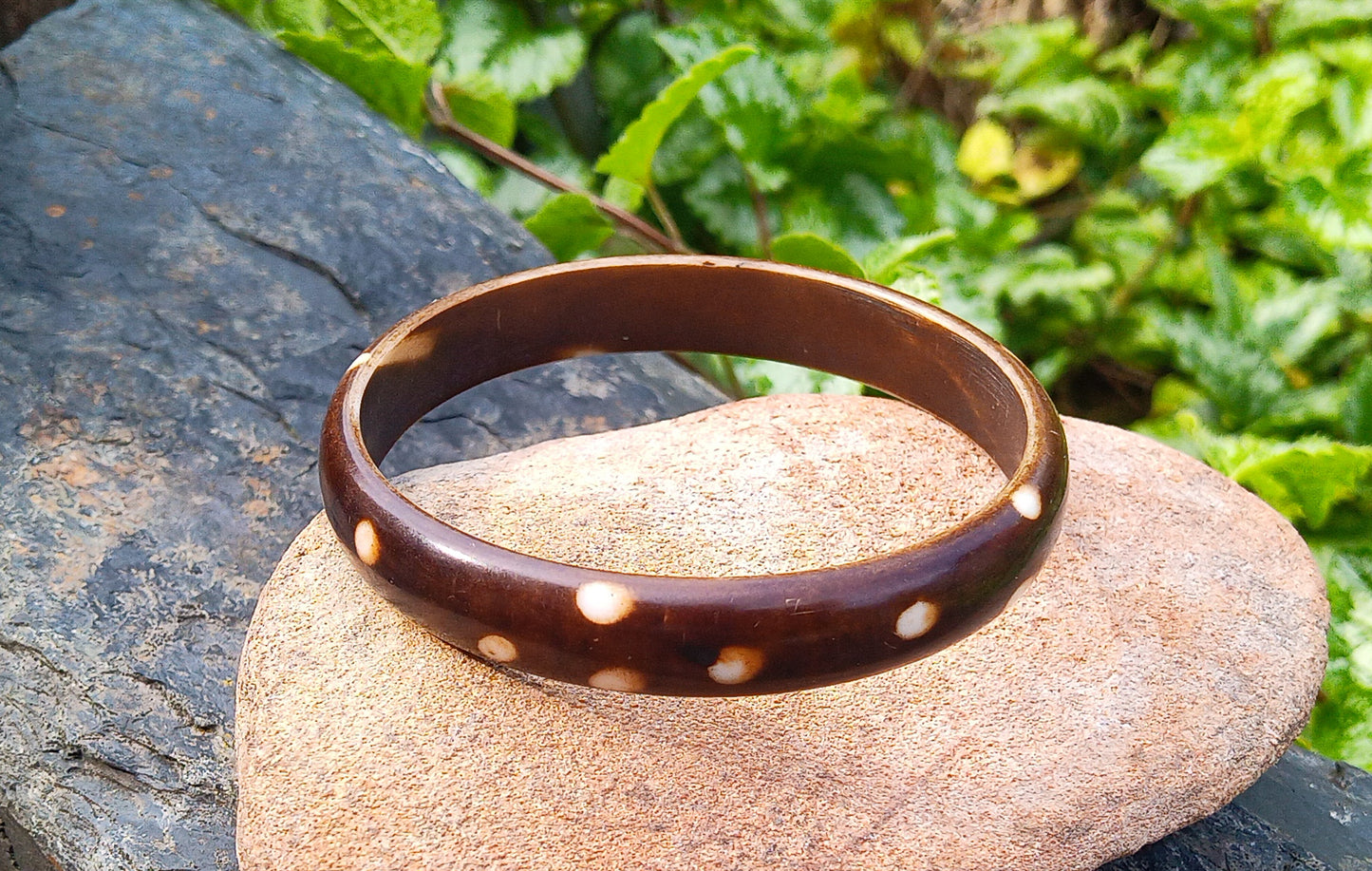Boho Elegance: Náramek s bílým puntíkem (síla 12 mm)