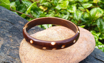 Boho Elegance: Náramek s bílým puntíkem (síla 12 mm)