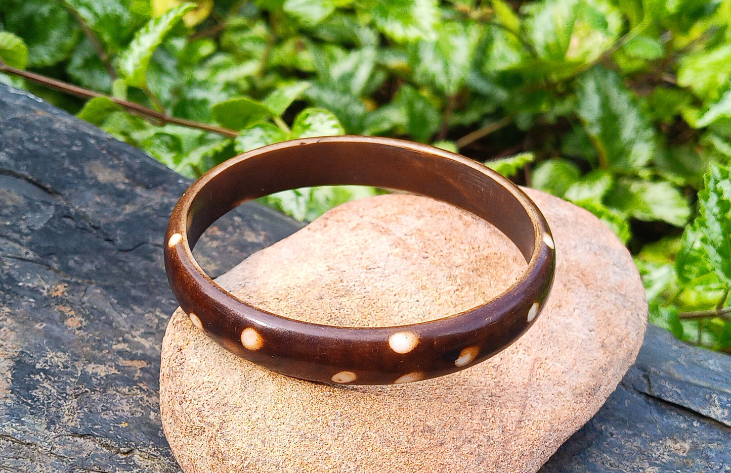 Boho Elegance: Náramek s bílým puntíkem (síla 12 mm)