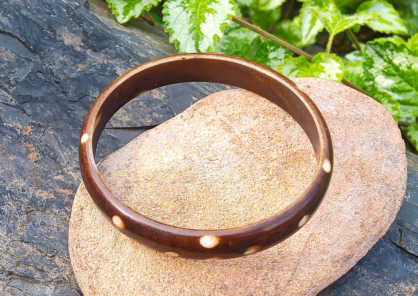 Boho Elegance: Náramek s bílým puntíkem (síla 12 mm)