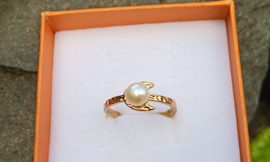 Prsten "Měsíční záře" – Pravá říční perla v objetí 18k zlata