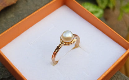 Prsten "Měsíční záře" – Pravá říční perla v objetí 18k zlata