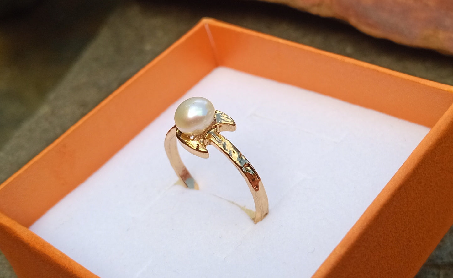 Prsten "Měsíční záře" – Pravá říční perla v objetí 18k zlata