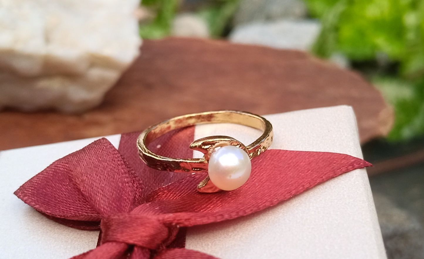 Prsten "Měsíční záře" – Pravá říční perla v objetí 18k zlata