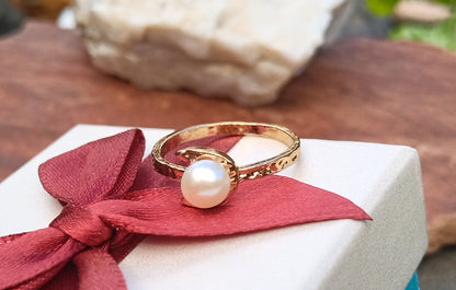 Prsten "Měsíční záře" – Pravá říční perla v objetí 18k zlata