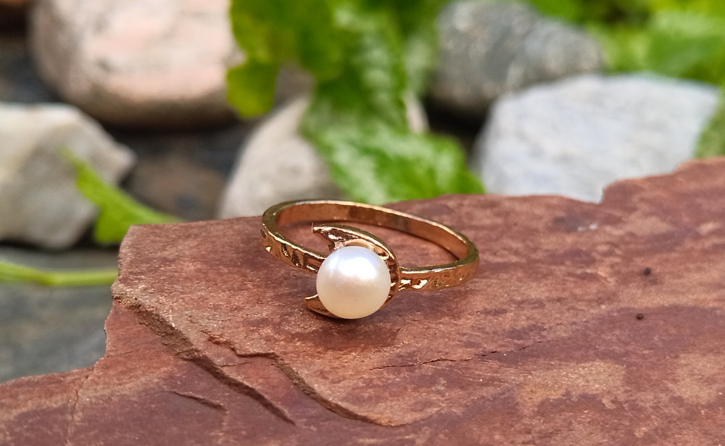 Prsten "Měsíční záře" – Pravá říční perla v objetí 18k zlata