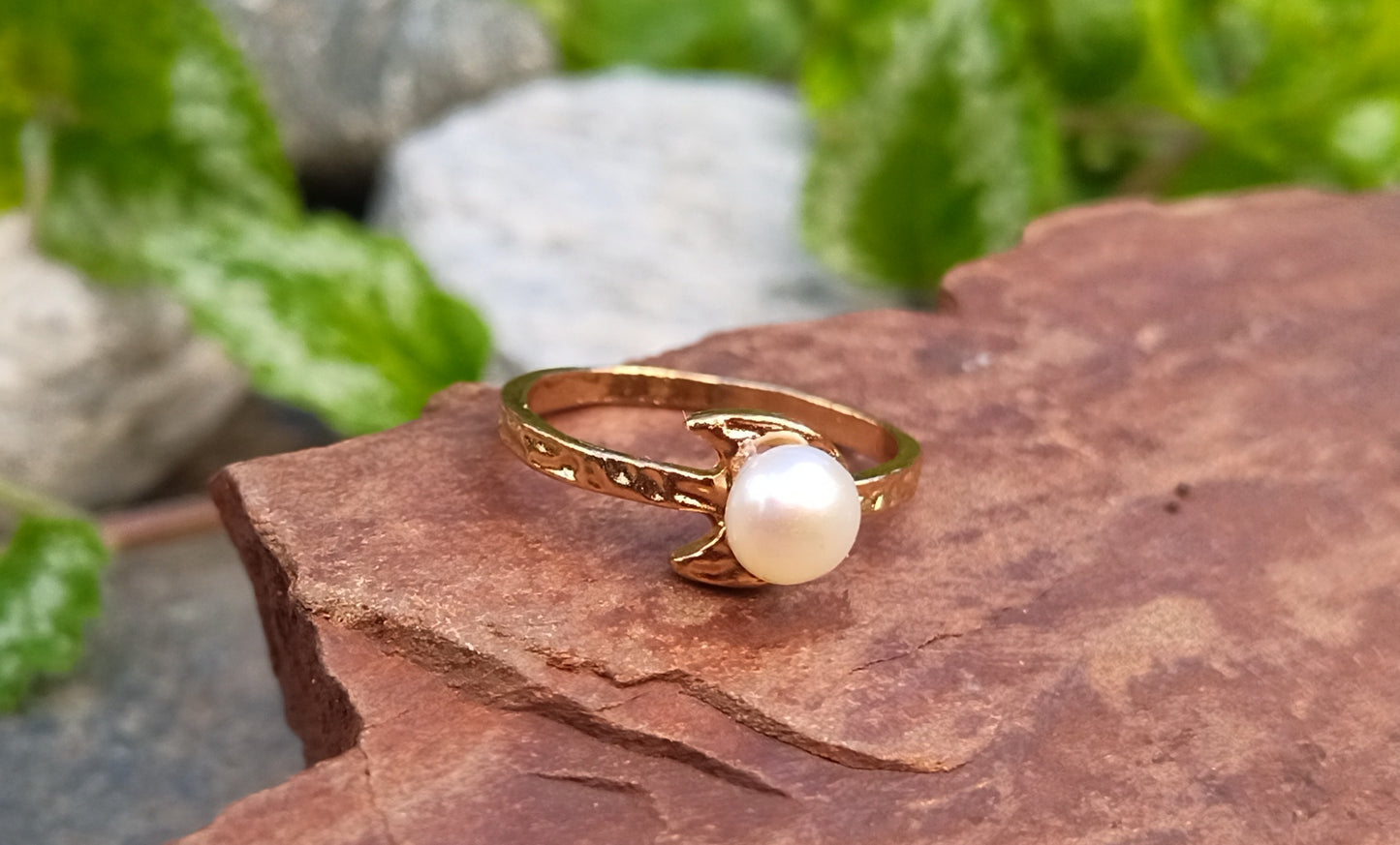 Prsten "Měsíční záře" – Pravá říční perla v objetí 18k zlata