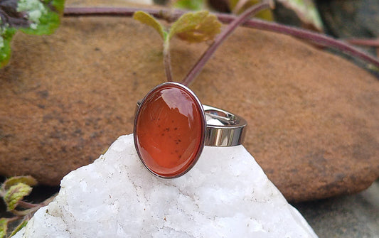 Energie vytesaná do kamene: Prsten s hřejivým karneolem