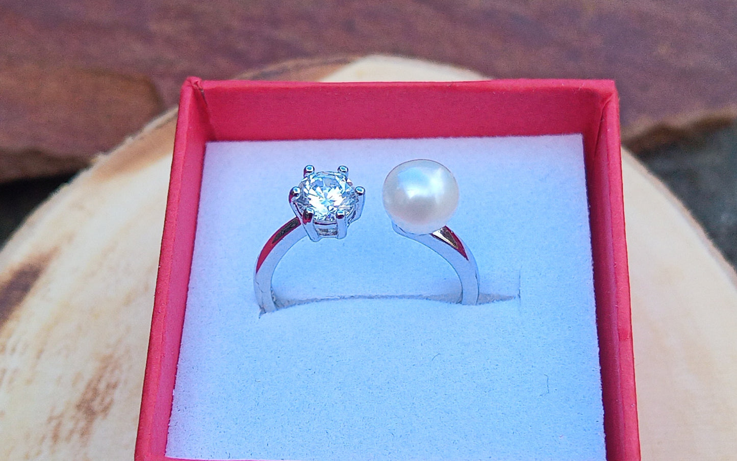 Elegantní prsten: Jemná perla a třpytivý zirkon