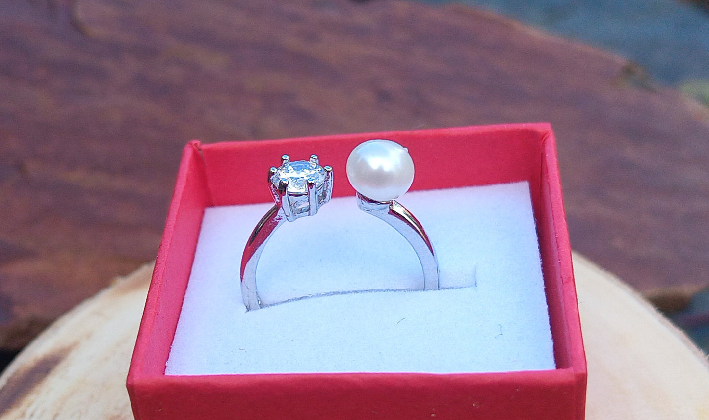 Elegantní prsten: Jemná perla a třpytivý zirkon