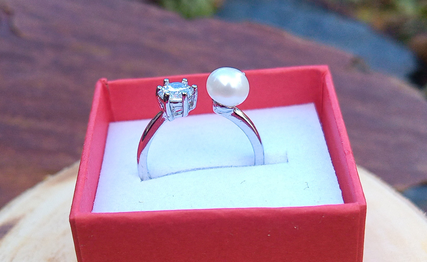 Elegantní prsten: Jemná perla a třpytivý zirkon