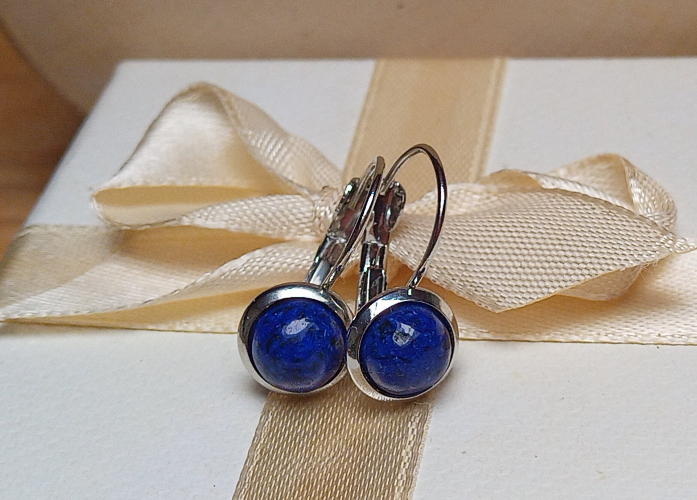 Okouzlující náušnice z lapis lazuli: Kousek oblohy pro Váš styl