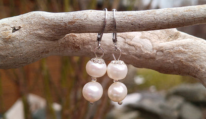 Hypoalergenní náušnice s říčními perlami a chirurgickou ocelí