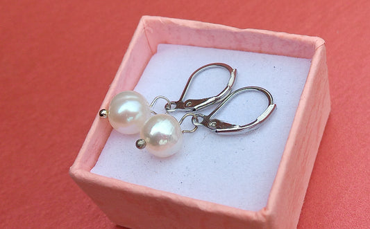 Elegance v bílé: Náušnice s říční perlou 8 mm z chirurgické oceli