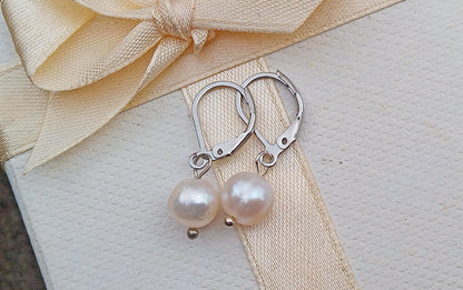 Elegance v bílé: Náušnice s říční perlou 8 mm z chirurgické oceli