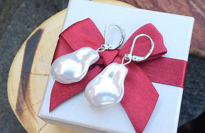 Elegantní náušnice s barokními perlami a perleťovým leskem