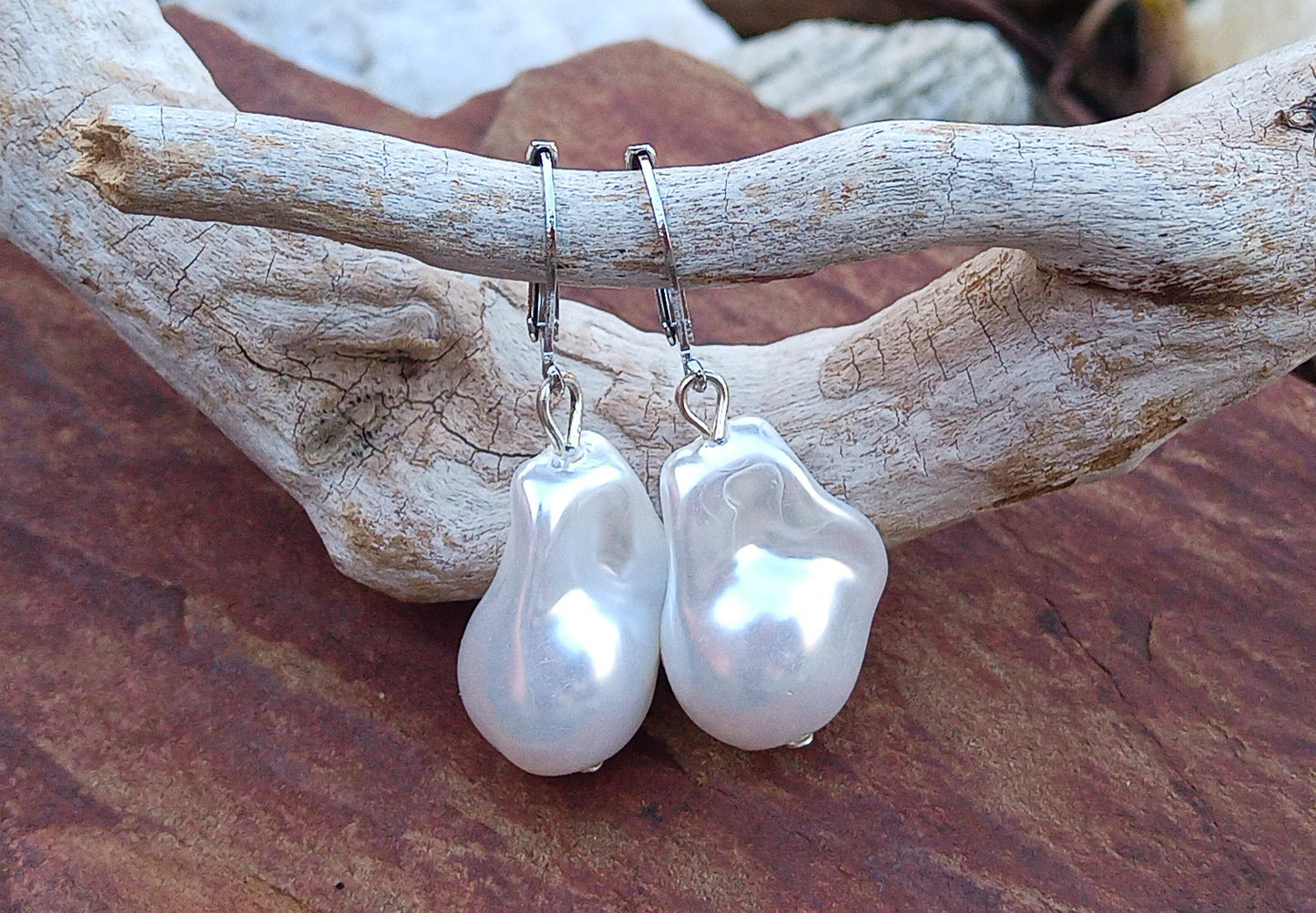 Elegantní náušnice s barokními perlami a perleťovým leskem