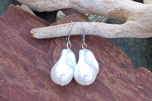 Elegantní náušnice s barokními perlami a perleťovým leskem