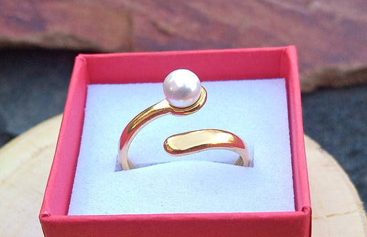 Elegantní otevřený prsten s perlou – Pozlacená ocel