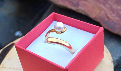 Elegantní otevřený prsten s perlou – Pozlacená ocel