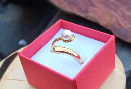 Elegantní otevřený prsten s perlou – Pozlacená ocel