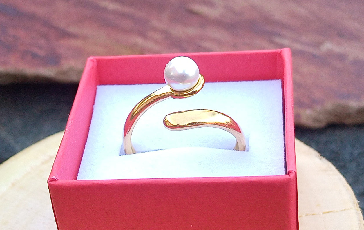 Elegantní otevřený prsten s perlou – Pozlacená ocel