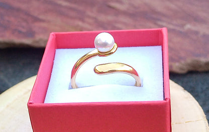 Elegantní otevřený prsten s perlou – Pozlacená ocel