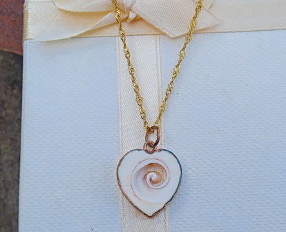 Srdce oceánu: Náhrdelník s mušlí Shiva Eye ve 24k zlatě