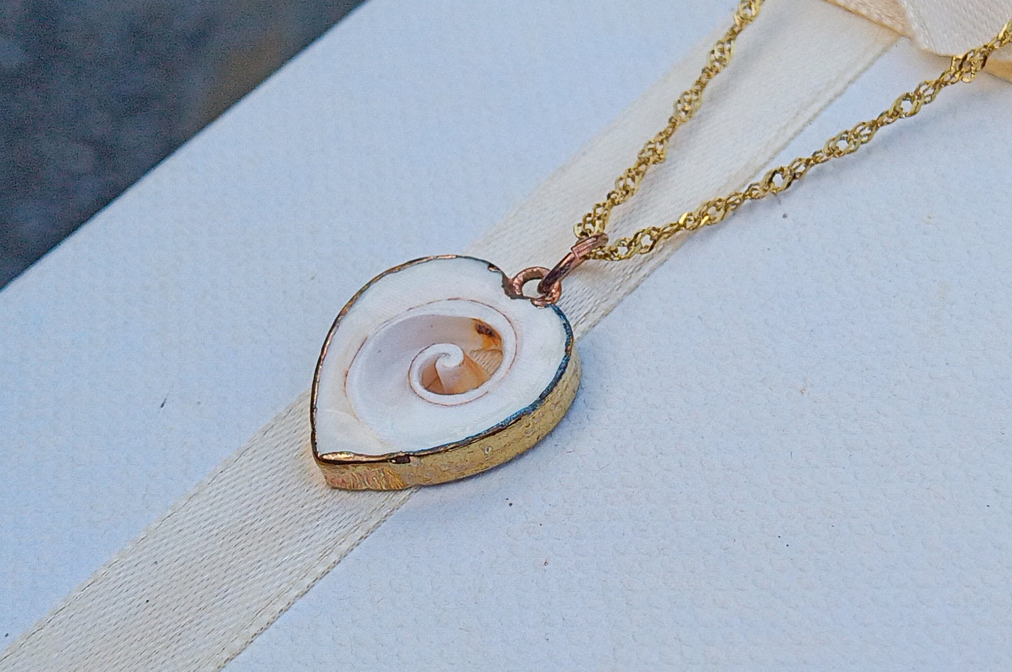 Srdce oceánu: Náhrdelník s mušlí Shiva Eye ve 24k zlatě