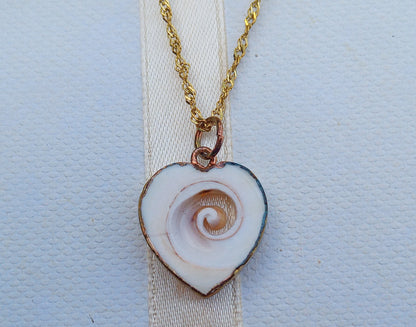 Srdce oceánu: Náhrdelník s mušlí Shiva Eye ve 24k zlatě