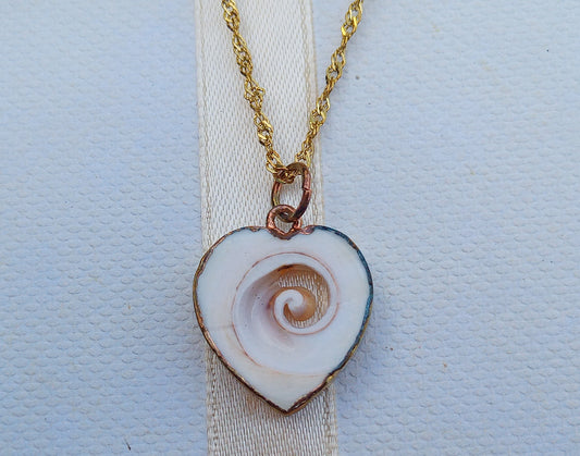 Srdce oceánu: Náhrdelník s mušlí Shiva Eye ve 24k zlatě