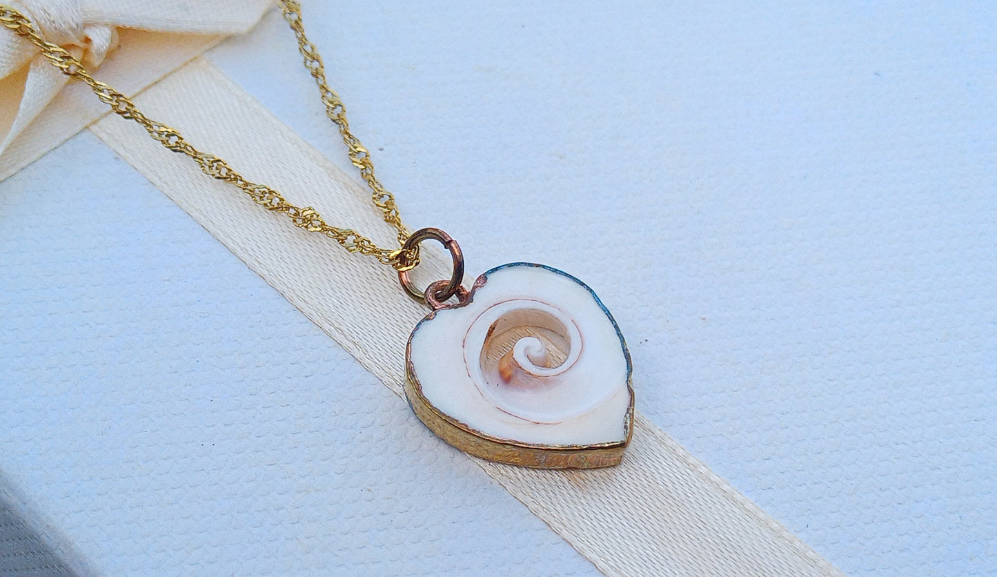 Srdce oceánu: Náhrdelník s mušlí Shiva Eye ve 24k zlatě
