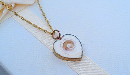 Srdce oceánu: Náhrdelník s mušlí Shiva Eye ve 24k zlatě