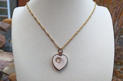 Srdce oceánu: Náhrdelník s mušlí Shiva Eye ve 24k zlatě