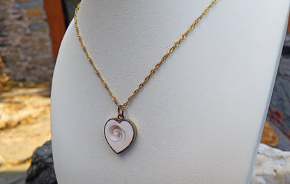 Srdce oceánu: Náhrdelník s mušlí Shiva Eye ve 24k zlatě