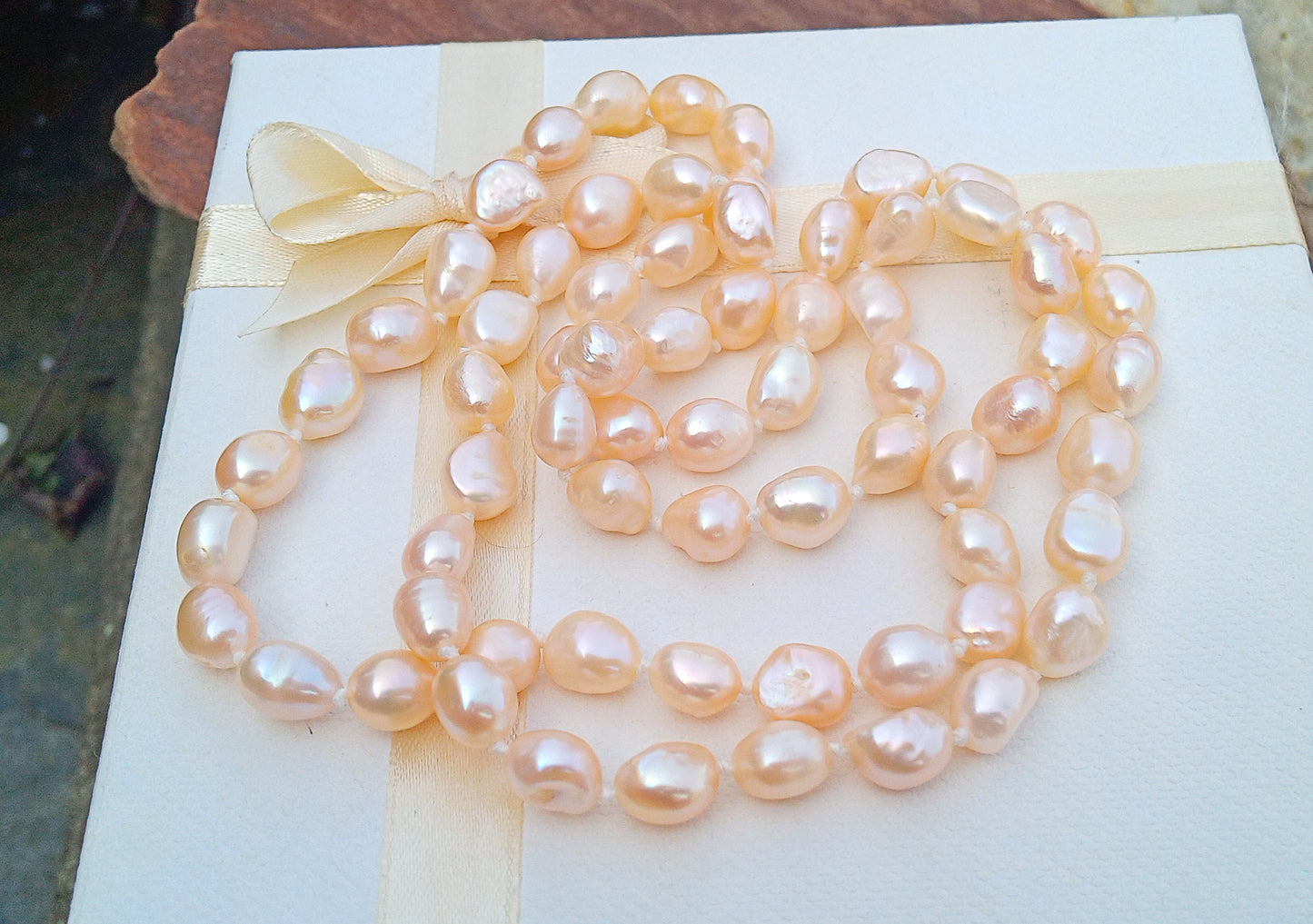 🍑 Broskvová nekonečnost: Variabilní náhrdelník s říčními perlami s uzlíkovou vazbou