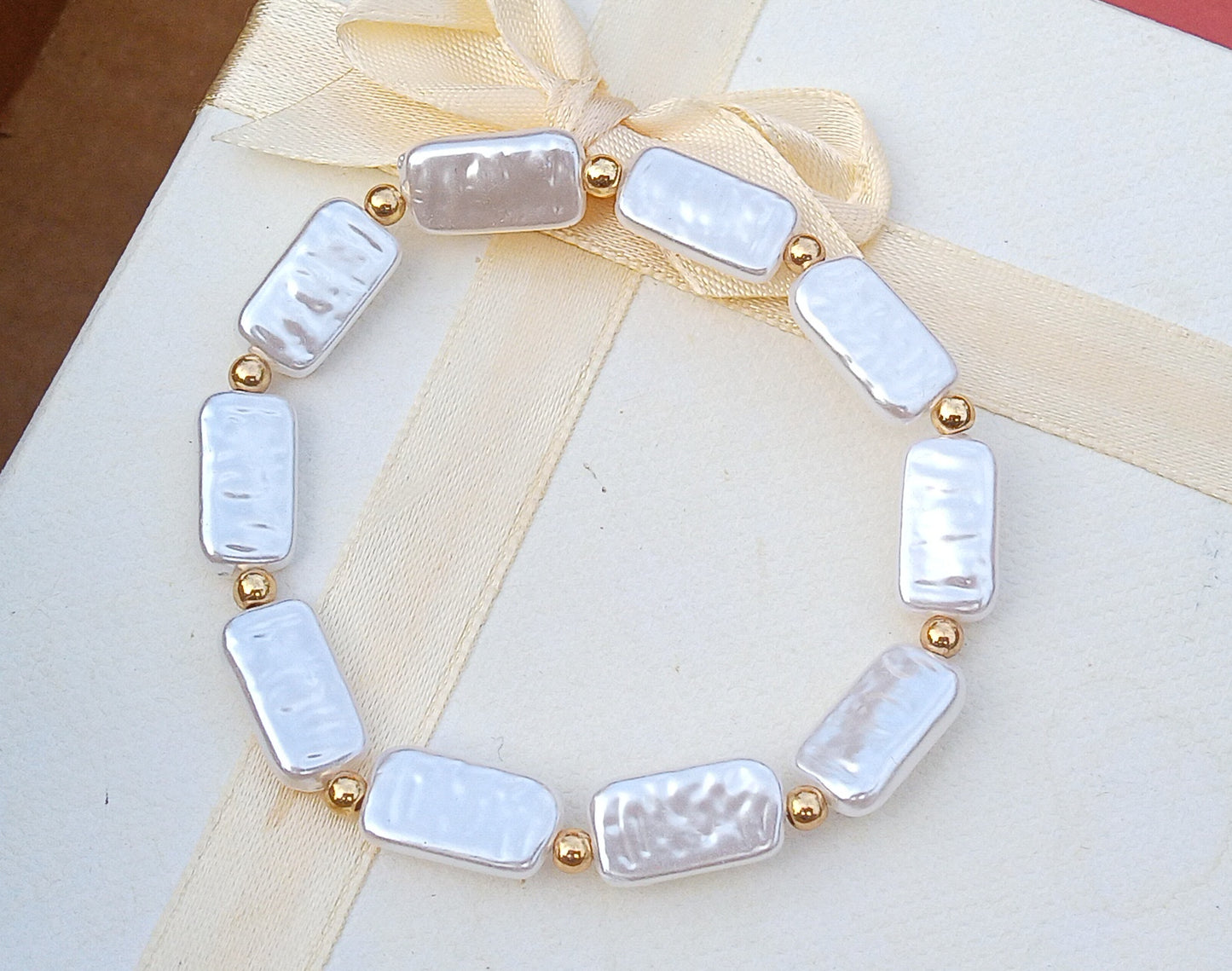 Perleťová elegance v moderním hávu: Náramek s perlami "Golden Glow"