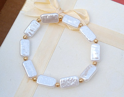 Perleťová elegance v moderním hávu: Náramek s perlami "Golden Glow"